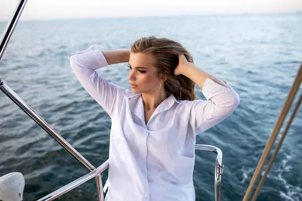 Yazın yatta beyaz gömlekli güzel bir kız.