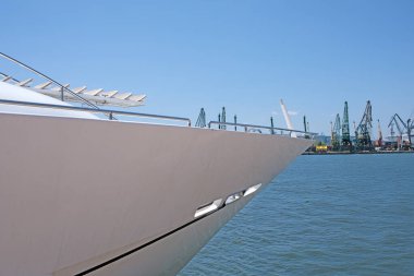 Limanda pahalı beyaz bir yat.