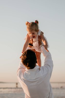 Mutlu baba küçük kızıyla oynuyor.