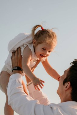 Mutlu baba küçük kızıyla oynuyor.