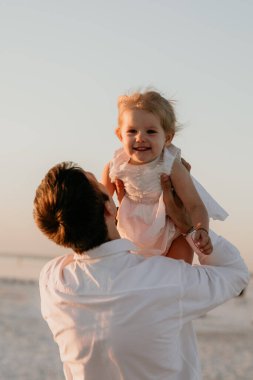 Mutlu baba küçük kızıyla oynuyor.