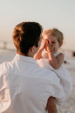 Mutlu baba küçük kızıyla oynuyor.