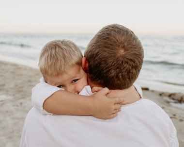 Baba ve küçük oğlu yazın sahilde.