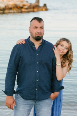 Yazın sahilde aşık bir çift. Karı koca. Damat ve gelin. Aşk