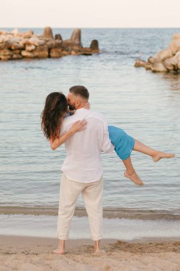 Yazın kumsalda aşık bir çift. Karı koca. Gelin ve damat