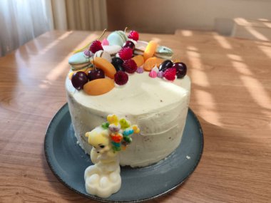 Kremalı ve meyveli kek.