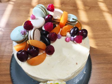 Kremalı ve meyveli kek.