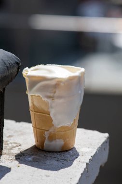 Kremi yaklaştır. Anormal ısı. Erimiş dondurma. Yazıtlar için yaz arkaplanı