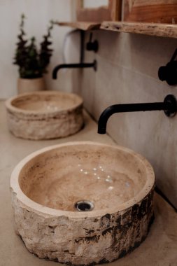 Modern tarz banyo. Modern iç mekan. Taş lavabo.