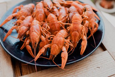 Siyah tabakta kaynamış kerevit.