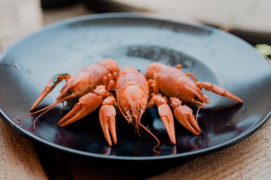 Siyah tabakta kaynamış kerevit.