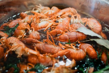 Kerevitler tencerede kaynatılır.