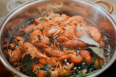 Kerevitler tencerede kaynatılır.