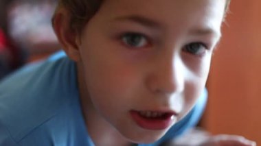 Evdeki küçük çocuk. ev videosu