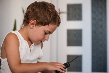 Beyaz tişörtlü mutlu küçük çocuğun portresi.