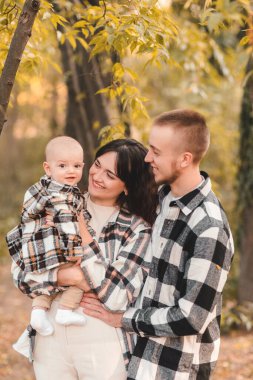 Sonbahar parkında mutlu bir aile