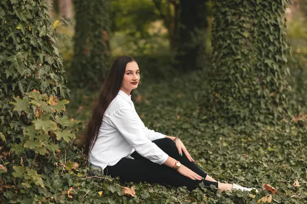 Güz parkında uzun saçlı güzel bir genç kız. Sonbahar. Sonbahar havası.