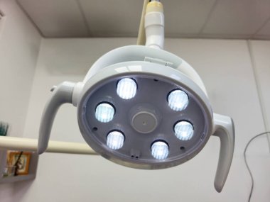 Lamba dişçinin ofisinde. diş hekimi