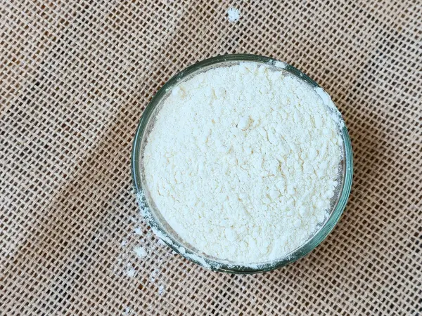 Cam kasede el işi kumaş üzerine un. Ev yapımı ya da hamur hazırlığı kavramı.