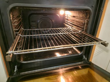 Mutfakta mutfak sobası var. fırın