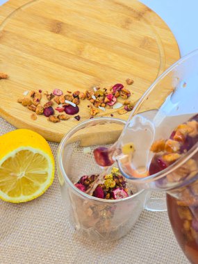 Meyve çayı çaydanlıktan şeffaf bir fincana sonbaharda dökülür. Sonbahar havası. konfor