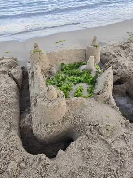 Yazın kumsalda kumdan kale.