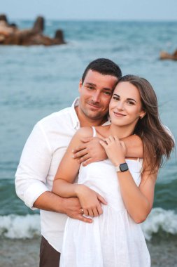 Yazın sahilde birbirine aşık genç ve güzel bir çift. Yaz konsepti. Yaz havası. Karı koca. damat ve gelin