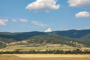 Bulgaristan 'da bulutlu ve tarlalı güzel bir dağ manzarası. Sapareva Banya.