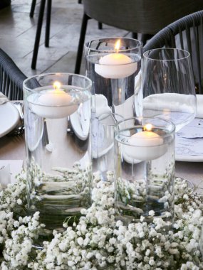 Festival masasında mum yakmak. güzel stil dekoru