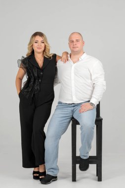 Bir fotoğraf stüdyosunun beyaz arka planında birbirine aşık bir çift. Karı koca. damat ve gelin