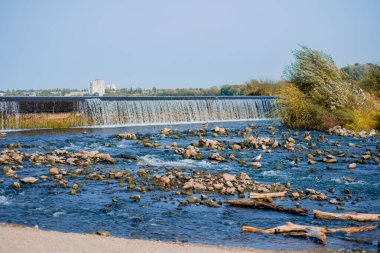 Şehrin ortasında küçük bir şelale.