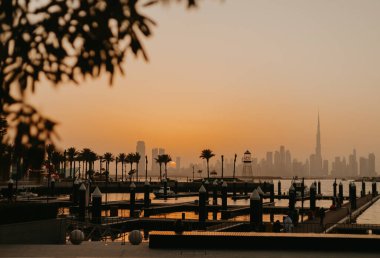 Gün batımında kaydedilen rüya gibi bir güzel sanatlar düğün masası yumuşak pastel çiçekleri, zarif cam eşyalar ve hassas sofra takımlarıyla. Sıcak altın ışık romantik ortamı güçlendirir. Lüks düğünler için mükemmel bir ilham kaynağı olur..