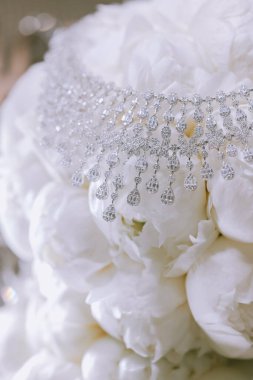 Beyaz şakayıklı bukette gelinlik yakası yok. 