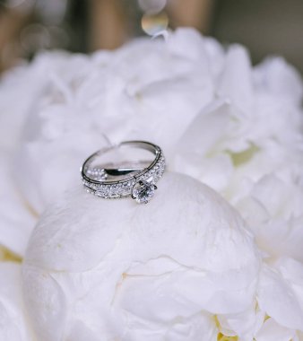 Siyah arka planda beyaz çiçekli alyans..