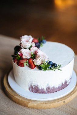 Kremalı ve dutlu lezzetli düğün pastası