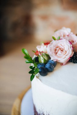 Çiçekli güzel pasta ve bir buket gül.