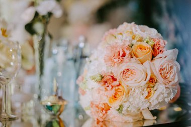 Çiçekler ve mumlarla dolu güzel bir düğün masası.