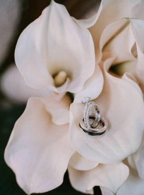 Koyu arkaplanda elmas şeklinde elmas yüzük.