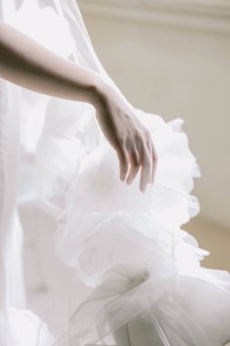 Beyaz elbiseli, duvak takmış, zarif bir eli olan gelin. 