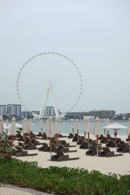 Jumeirah Dubai sahilinde dönme dolap. 