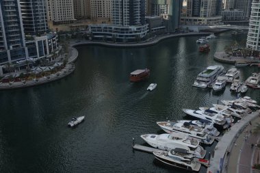 Dubai marinası, Birleşik Arap Emirlikleri, gökdelenleri ve yatları olan Dubai marinası..