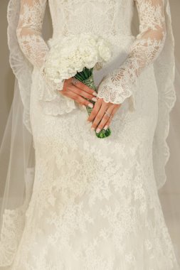 Yaklaş - Gelinin elleri düğün buketini tutuyor