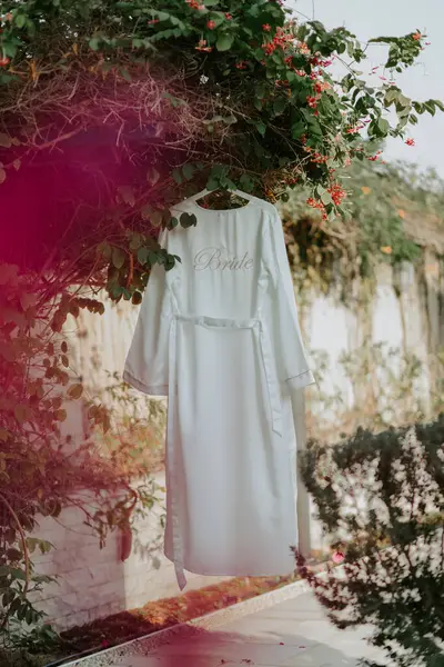 Beyaz gelinlik bahçede..