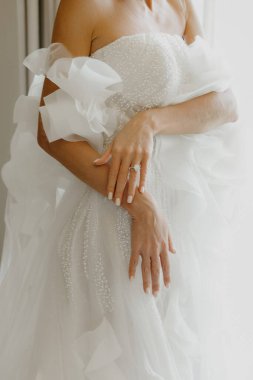 Beyaz gelinlikli gelin..