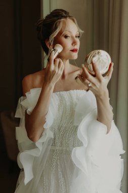Gelinliği ve beyaz elbisesi olan güzel gelin. 