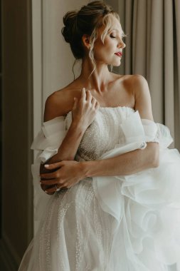 Beyaz elbiseli güzel gelin