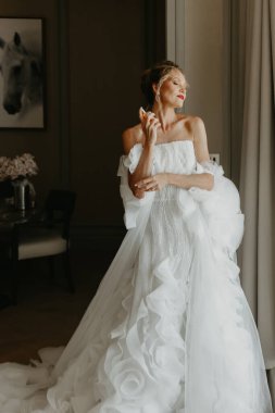 Beyaz elbiseli güzel gelin