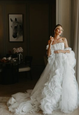 Güzel makyajlı ve gelinlik giymiş güzel bir gelin. 