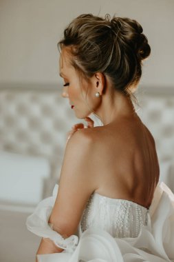 Beyaz gelinlik içinde güzel gelin portresi çekimi 