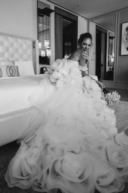 Beyaz gelinlikli güzel gelin lüks otel odasında poz veriyor. 